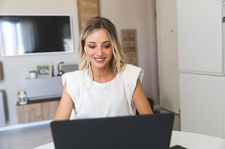 Mujer sonriente ante un ordenador