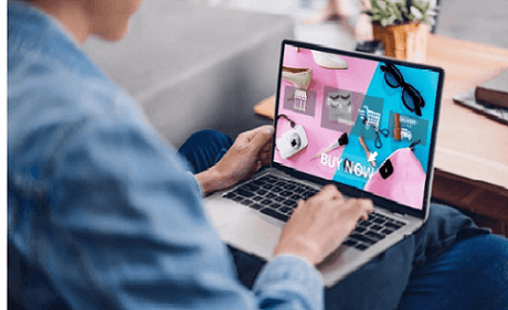 Un consumidor online de Croacia frente al ordenador