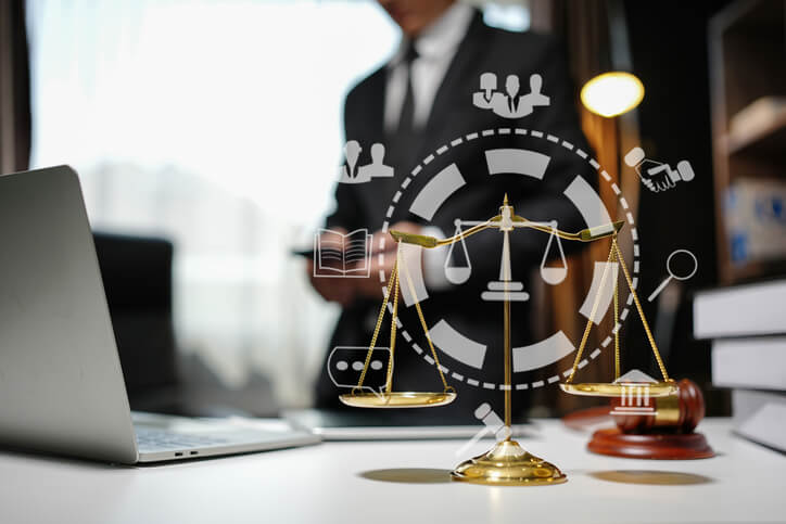 Balanza junto a un ordenador, relacionada con la ley de accesibilidad europea