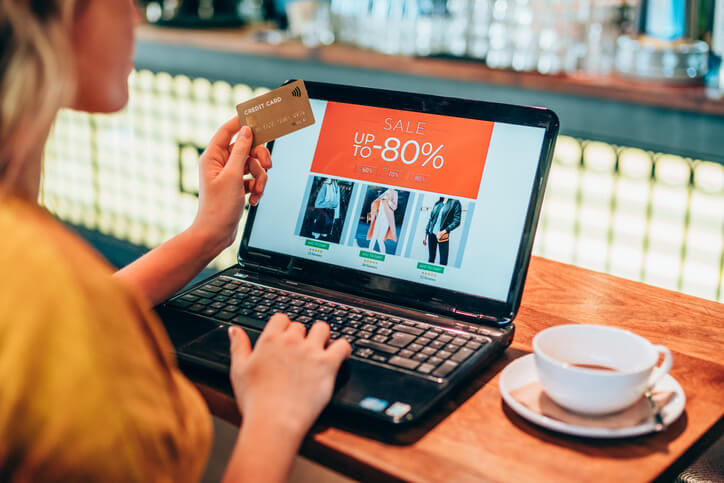 Un consumidor online de Bulgaria sostiene una tarjeta de crédito frente al ordenador