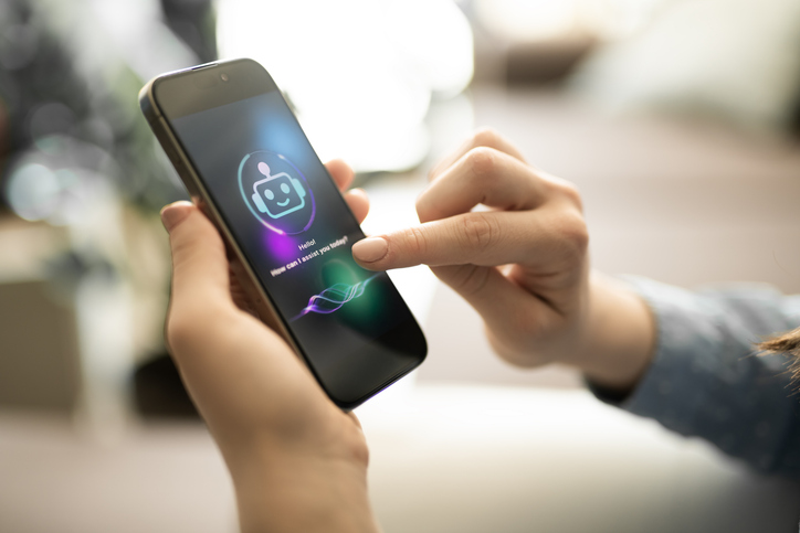 Imagen ilustrativa para la noticia sobre el auge de las marketplaces en el entorno del e-commerce en Francia en 2026. Muestra una mano interactuando con un teléfono inteligente.