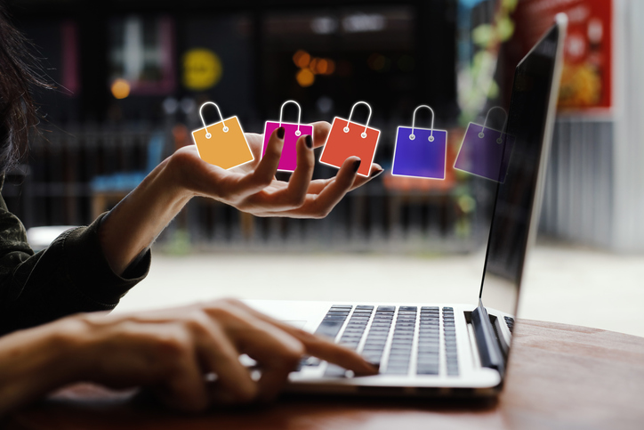 Imagen ilustrativa para la noticia sobre el auge de las marketplaces en el entorno del e-commerce en Francia en 2026. La imagen muestra unas manos realizando compras online.