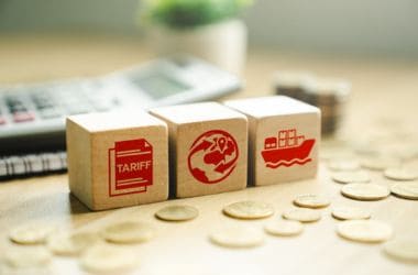 Imagen ilustrativa para la noticia de cómo identificar un catálogo ganador para vender en Amazon fuera de España. Presenta tres cubos con logos relacionados con el comercio.