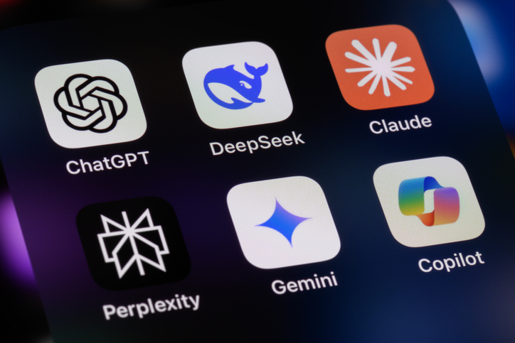 Imagen ilustrativa para la noticia "Cómo comprobar si ChatGPT, Claude, Gemini y Perplexity nombran a tu empresa cuando les preguntan en otros idiomas". Muestra los iconos de varias aplicaciones de IA: ChatGPT, DeepSeek, Claude, Perplexity, Gemini y Copilot.