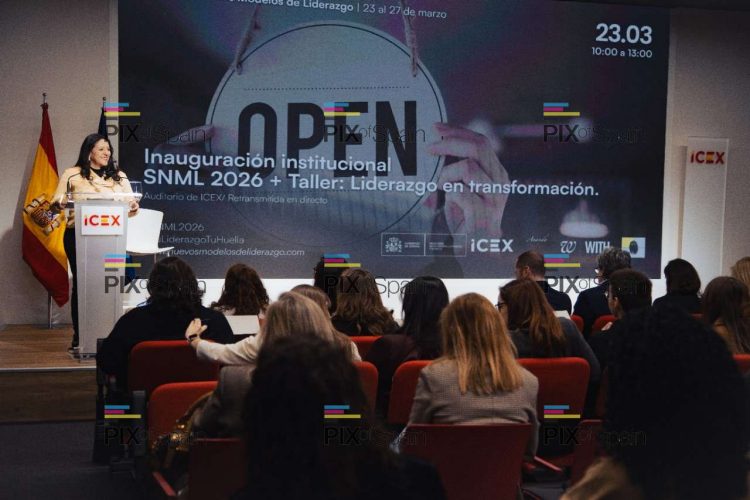 Mercedes Menéndez inaugurando SNML en el auditorio de ICEX.