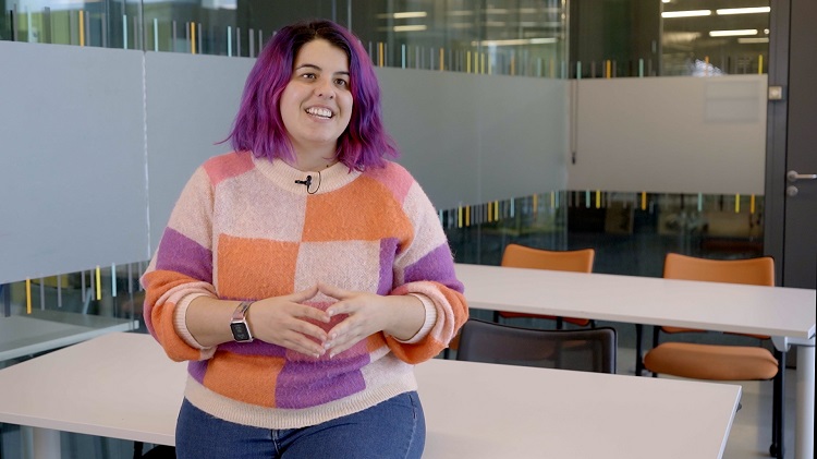 persona con pelo morado y jersey de cuadros naranja y morado