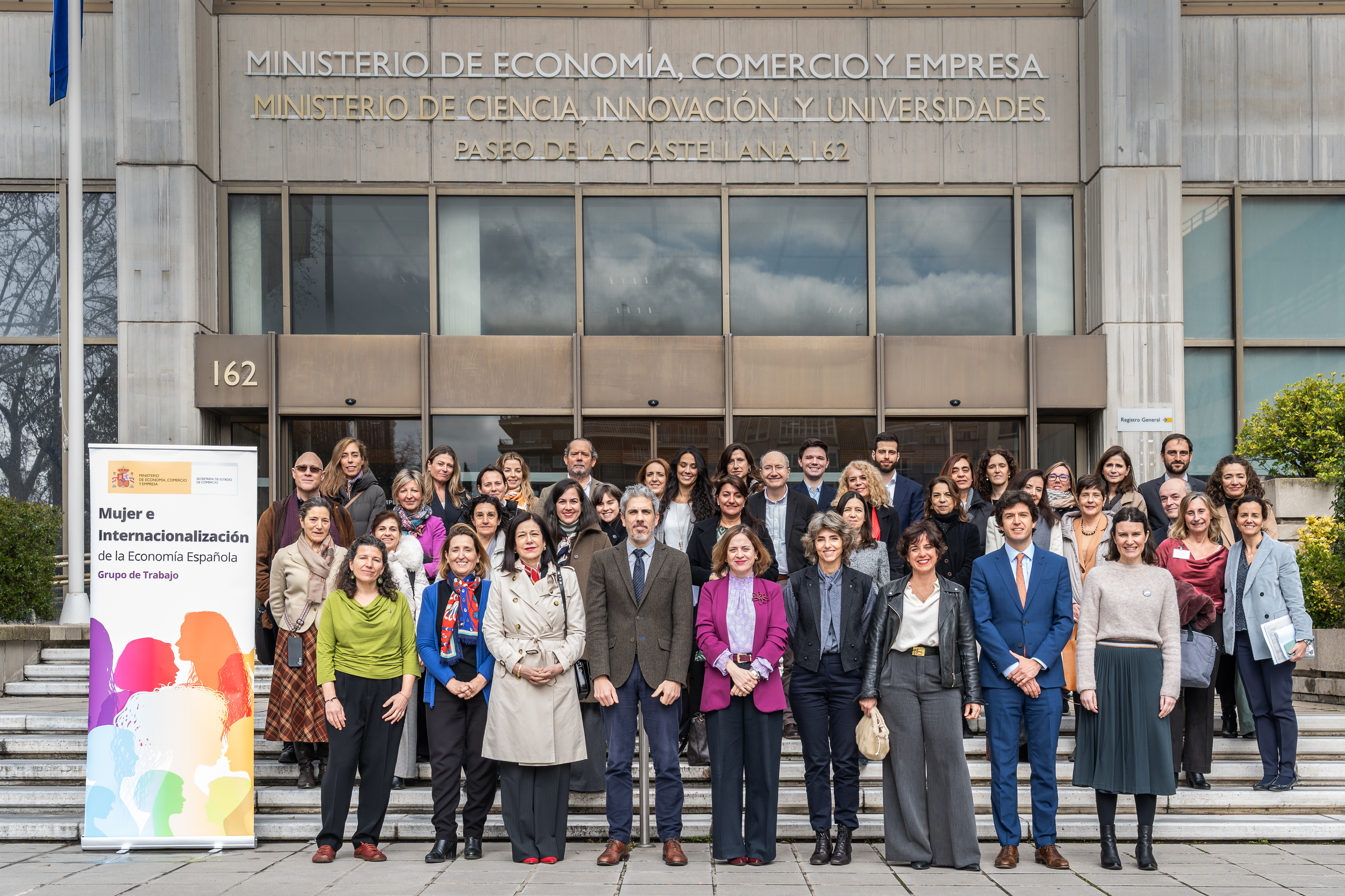 Grupo de personas en las escaleras del Ministerio de Economía, Comercio y Empresa de España.