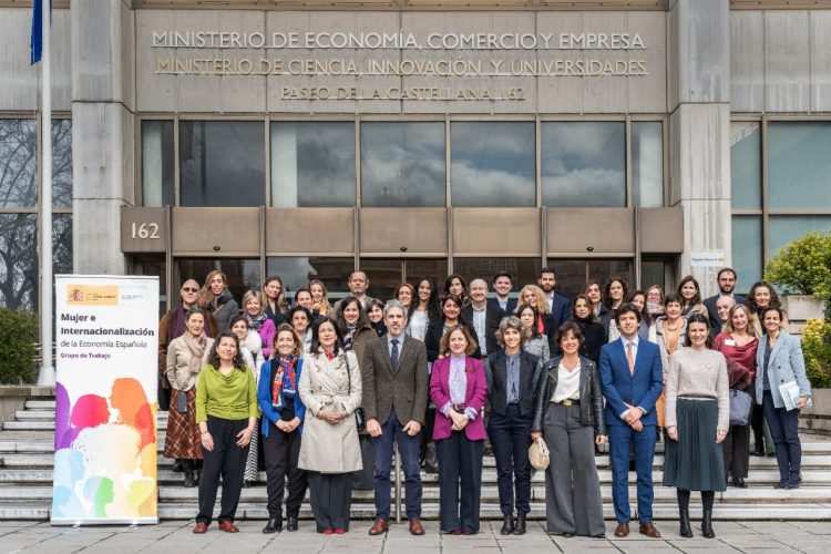 Grupo de personas en las escaleras del Ministerio de Economía, Comercio y Empresa de España.