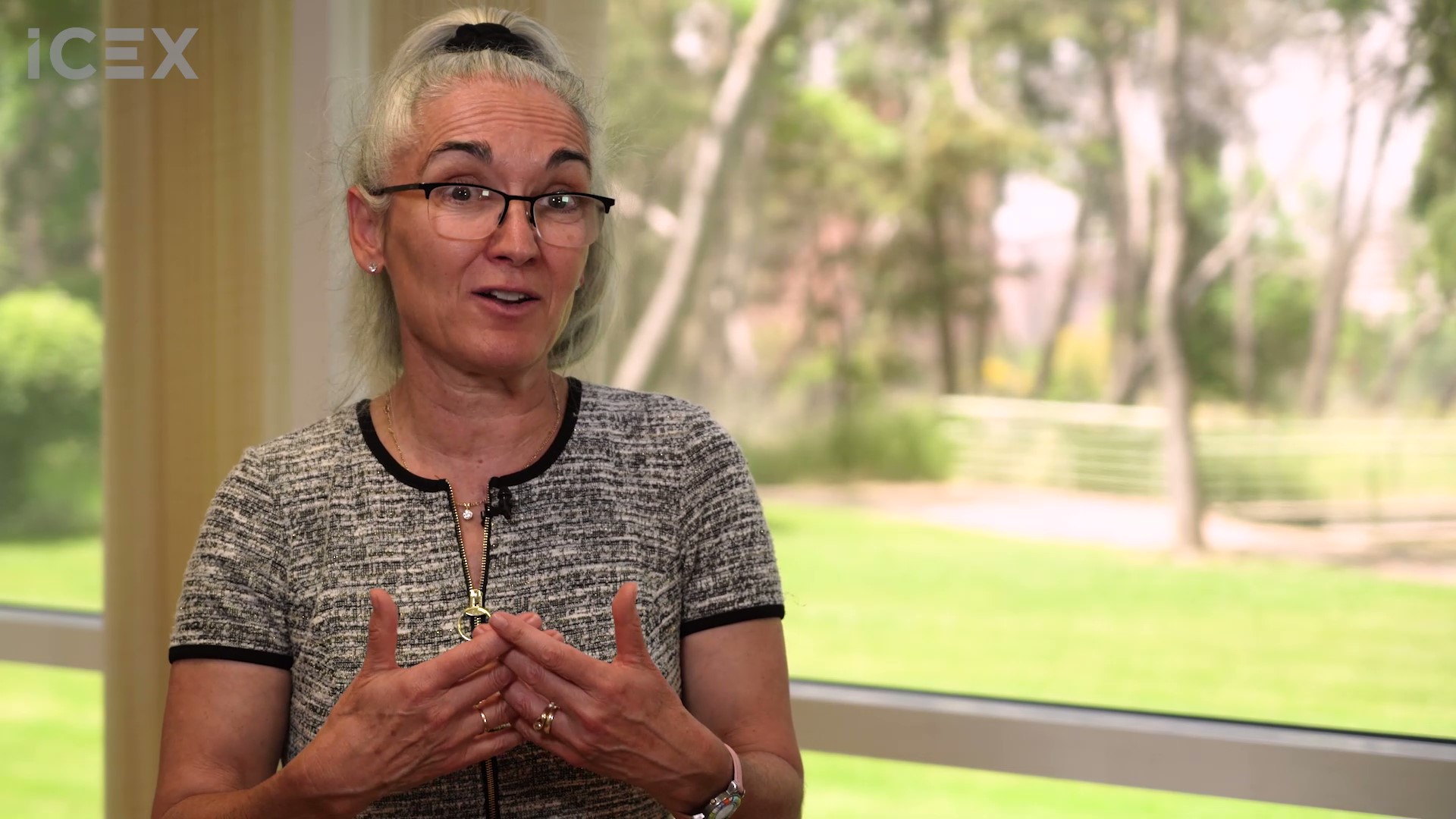 Vista previa de la entrevista a Eva Nogales, catedrática de Biofísica en la Universidad de California, Berkeley. Eva aparece con una blusa gris, hablando a cámara.