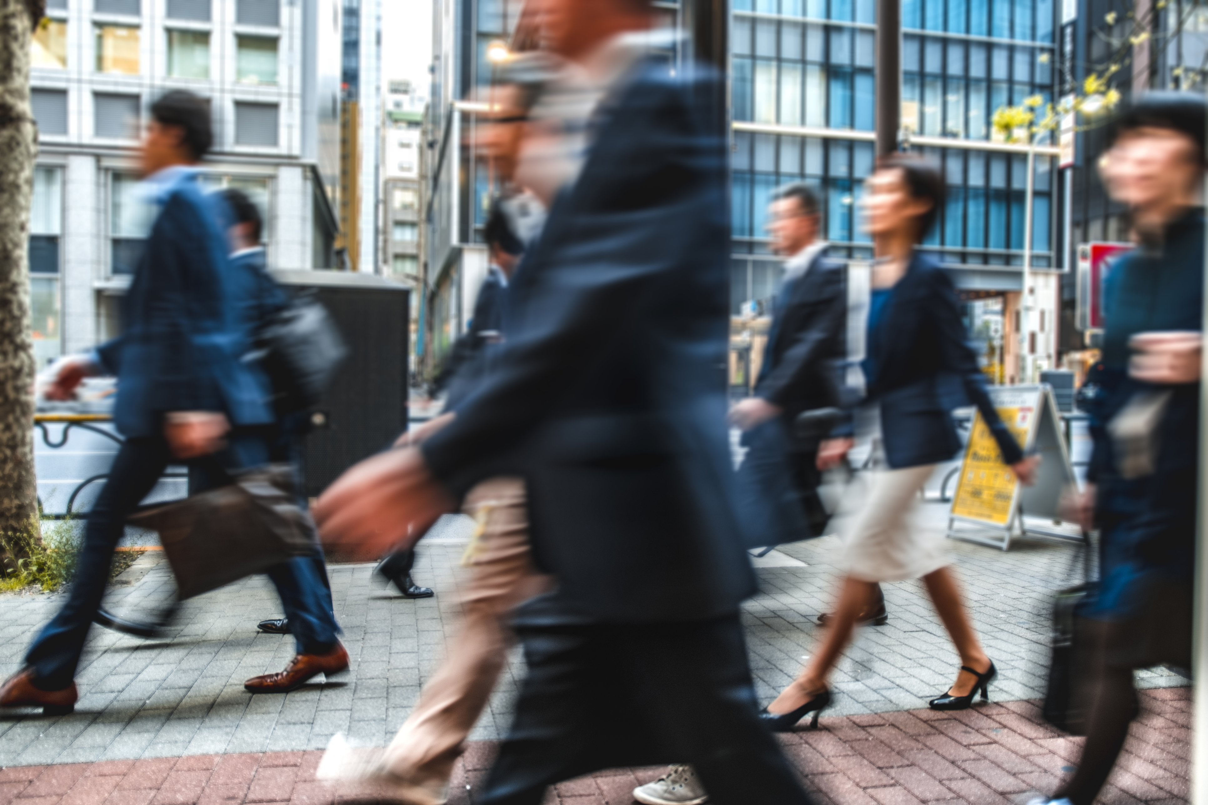 Imagen ilustrativa para el reportaje sobre manual para directivas interesadas en el mercado japonés. Muestra un grupo de gente japonesa caminando en un borrón, dando sensación de velocidad.