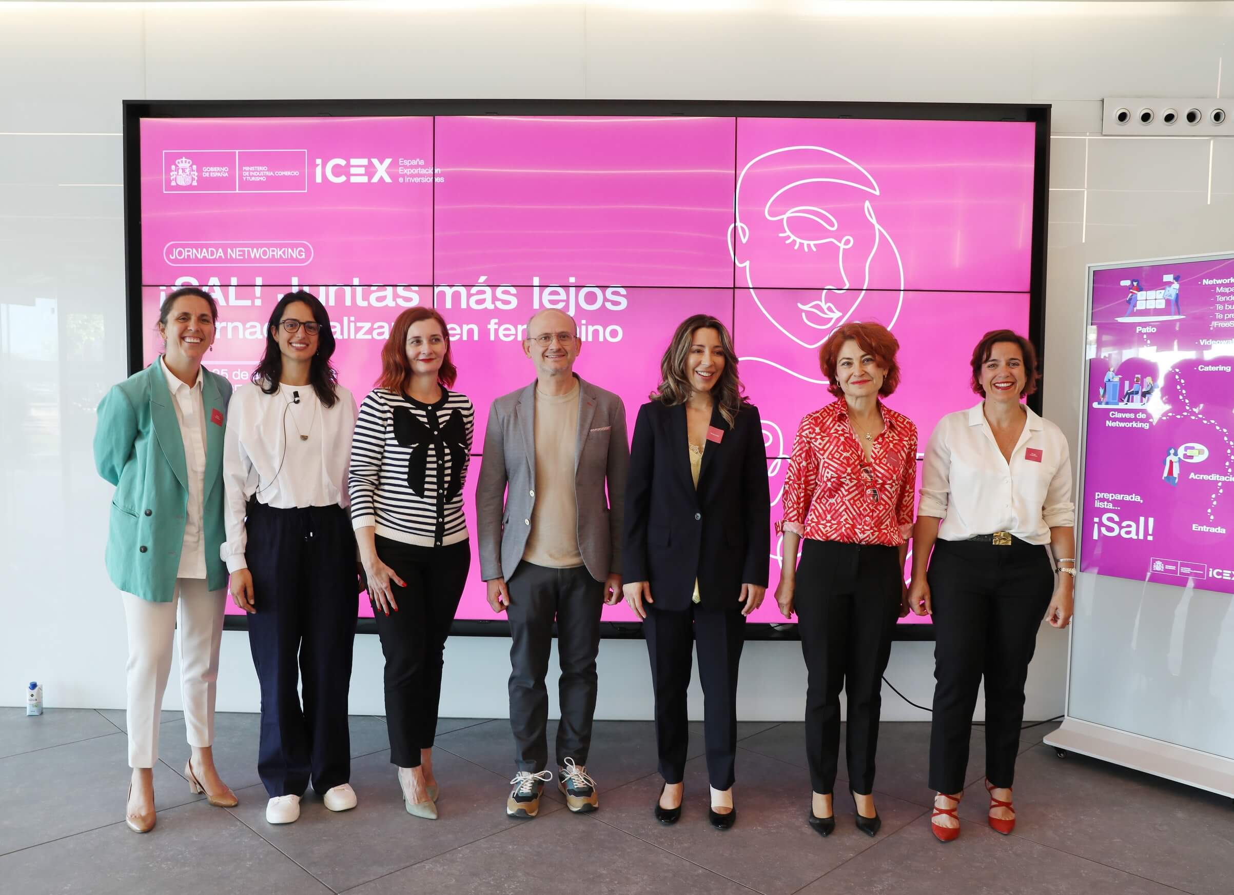Xiana Méndez y María Peña con los demás ponentes
