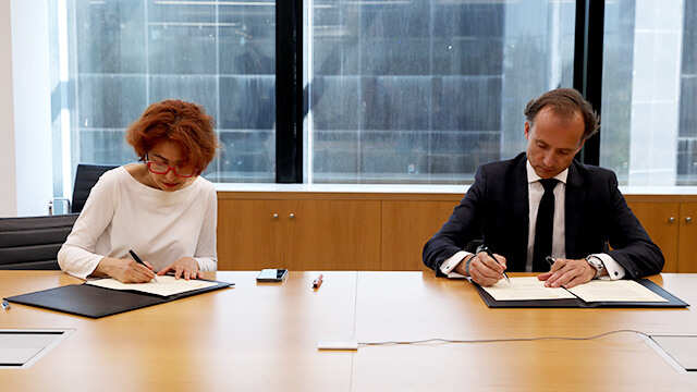 La consejera delegada de ICEX España Exportación e Inversiones, María Peña, y el consejero delegado de Industry Talks, Pedro Carrillo, en la firma del acuerdo