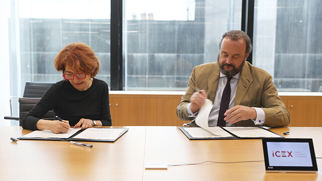 El director ejecutivo de Espirituosos España, Bosco Torremocha y la consejera delegada de ICEX, María Peña 