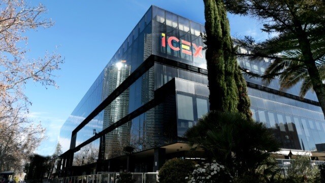Edificio Con Torre Reflejada