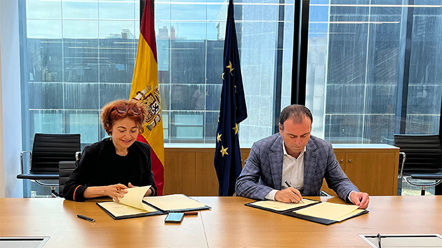 La consejera delegada de ICEX, María Peña y el presidente de ASICI, Raúl García, durante la firma del convenio