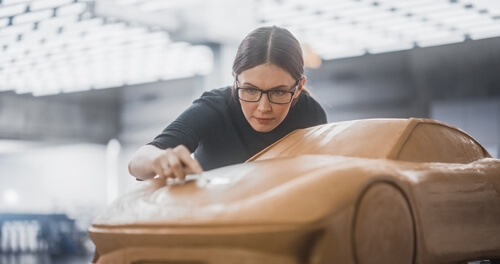 joven mujer trabajando en el diseño de un automovil