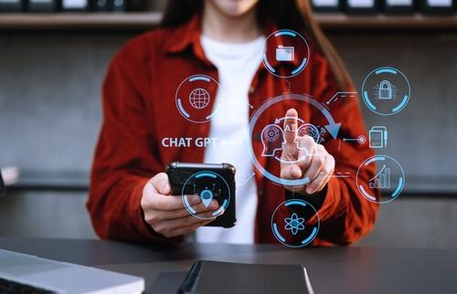 Mujer operando desde una tablet con un robot de inteligencia artificial
