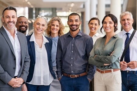 grupo multiétnico de personas de negocios sonriendo