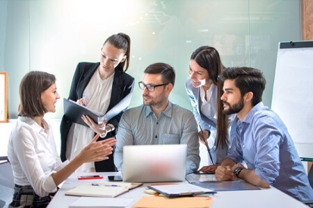 Hombres y mujeres en una reunión de trabajo