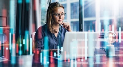 Joven mujer trabajando en la oficina analizando datos