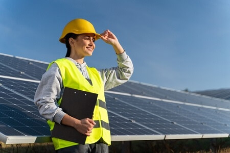 Ingeniera trabajando en huerto solar 