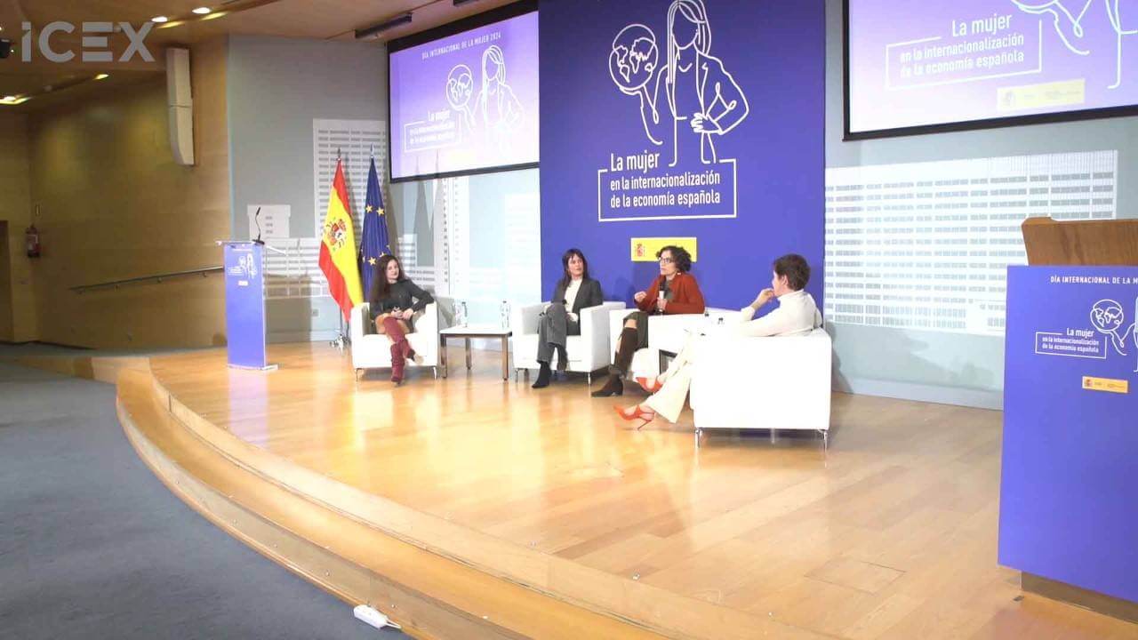 Reunión durante el evento evento. La mujer en la Internacionalización de la economía española