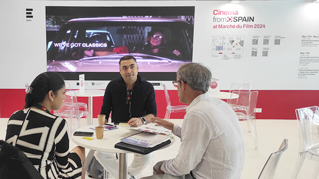 Personas reunidas en Estand de Cinema from Spain en Cannes 