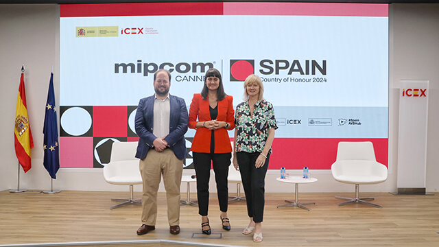De izquierda a derecha: Pablo Conde, director general de Internacionalización de la Empresa de ICEX, María González Veracruz, secretaria de Estado de Telecomunicaciones e Infraestructuras Digitales, y Lucy Smith, directora de MIPCOM CANNES