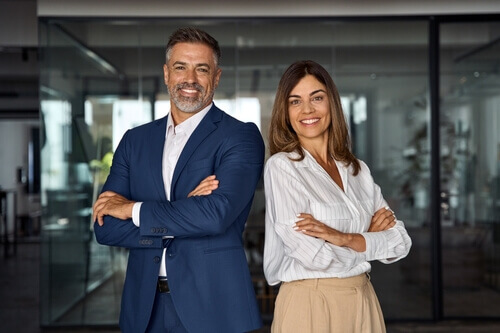 Compañeros de trabajo, mujer y hombre de negocios posan como colegas .