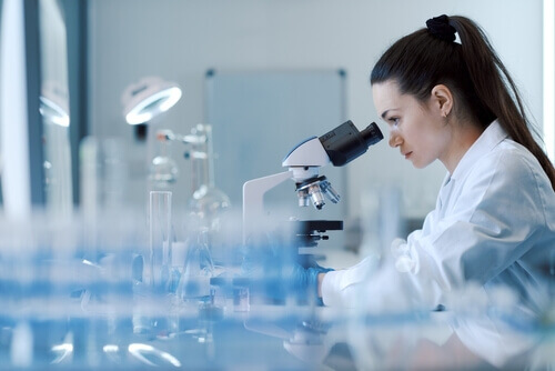 Mujer científica investigando en laboratorio