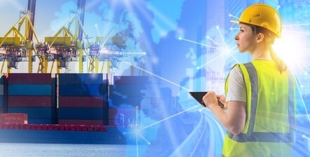 Ingeniera trabajando en un puerto marítimo