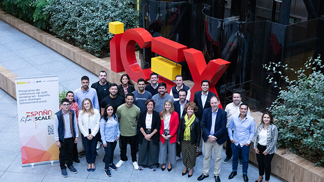 La consejera delegada de ICEX, Elisa Carbonell, la directora ejecutiva de Invest in Spain, Elisa García Grande y la representante de BID Europa, Fazia Pusterla, con las empresas del programa