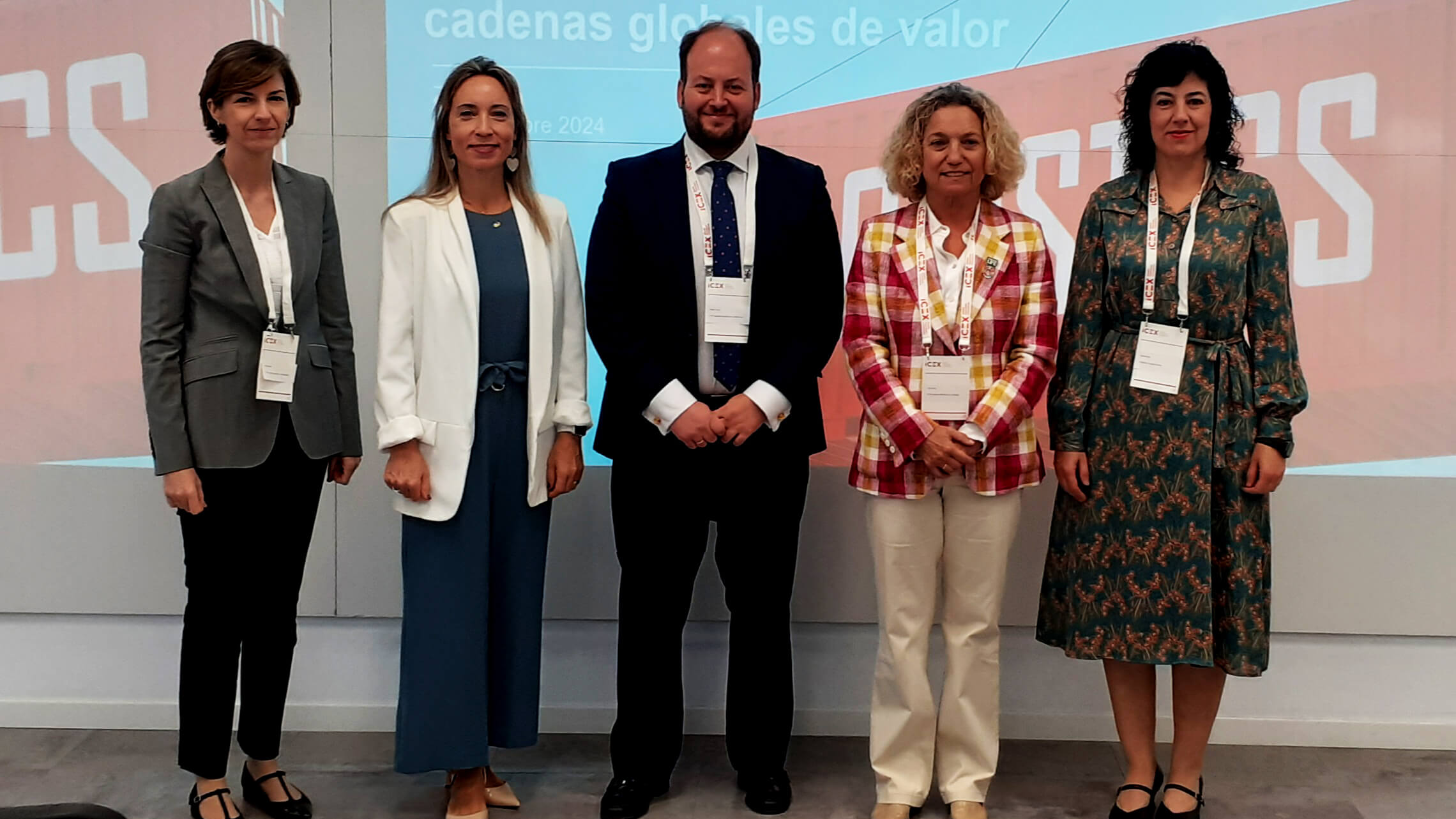 Pablo Conde, director general de Internacionalización de la Empresa de ICEX, junto a las participantes en la jornada