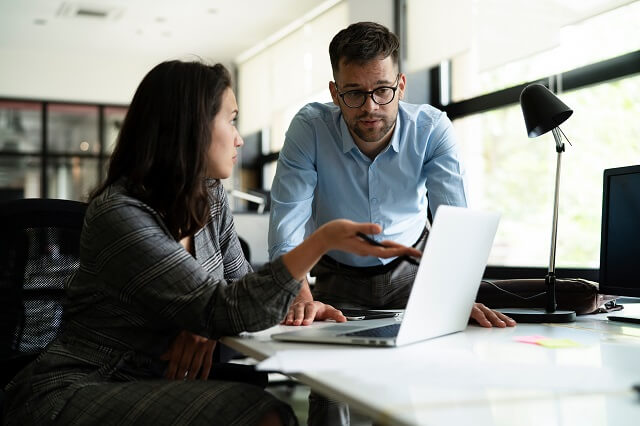 trabajo en equipo mujer y hombre ante ordenador