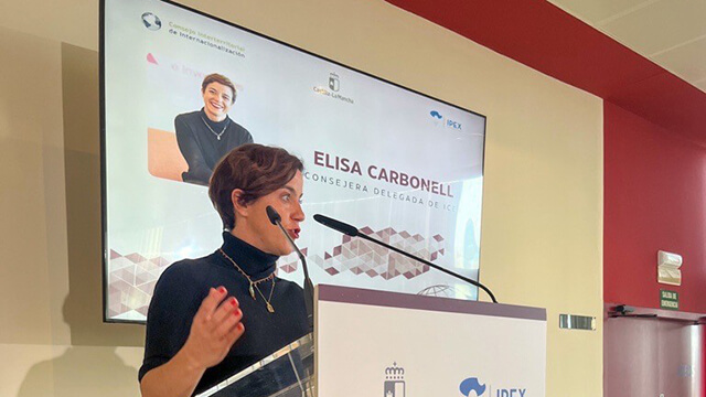 Elisa Carbonell interviniendo en el CII de Albacete