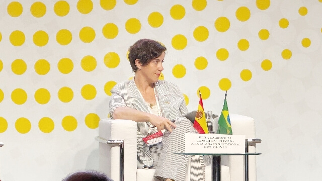La consejera delegada de ICEX, Elisa Carbonell, moderando el segundo panel del encuentro