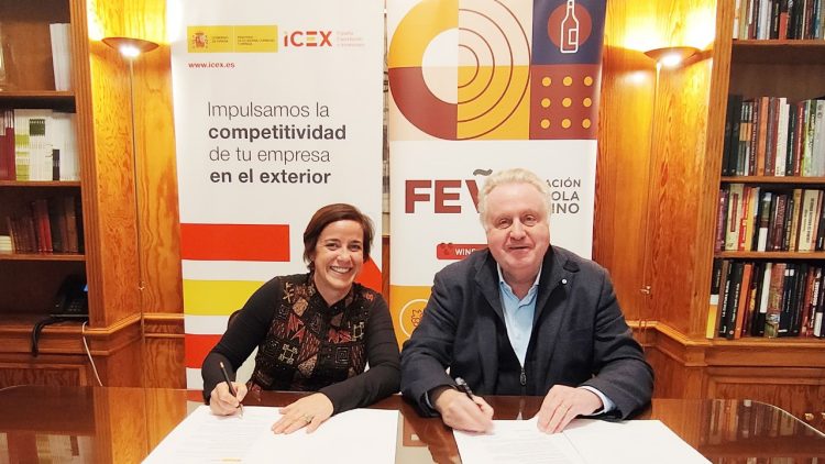 La consejera delegada de ICEX, Elisa Carbonell, en la firma del convenio 