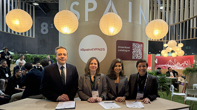 José Bayón, director general de EOI; Amparo López Senovilla, secretaria de Estado de Comercio; Susana Voces, presidenta de Adigital, y Elisa Carbonell, consejera delegada de ICEX, durante la firma del acuerdo en el marco de 4YFN
