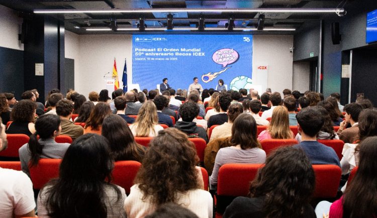 El capítulo del podcast, realizado con motivo del 50 aniversario de las becas ICEX, analiza la evolución de la economía española en este periodo