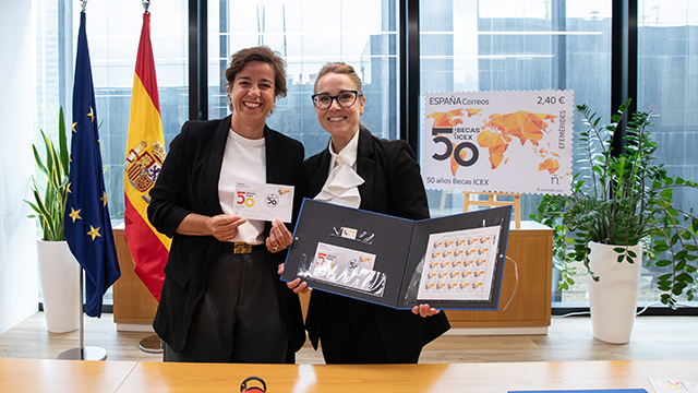 Al acto de presentación han asistido la consejera delegada de ICEX, Elisa Carbonell, y la directora de Filatelia y Relaciones Institucionales de Correos, Nuria Lera 
