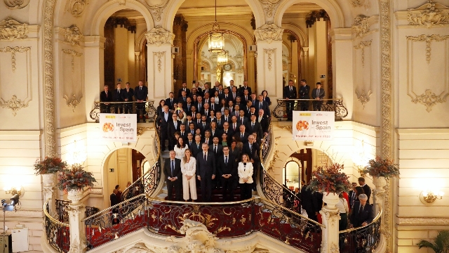 Su Majestad, la vicepresidenta tercera del Gobierno y ministra para la Transición Ecológica y el Reto Demográfico, Sara Aagesen, los ministros de Economía, Comercio y Empresa, Carlos Cuerpo; de Industria y Turismo, Jordi Hereu, la secretaria de Estado de Comercio y la consejera delegada de ICEX con representantes de las empresas extranjeras presentes en el Invest in Spain Summit