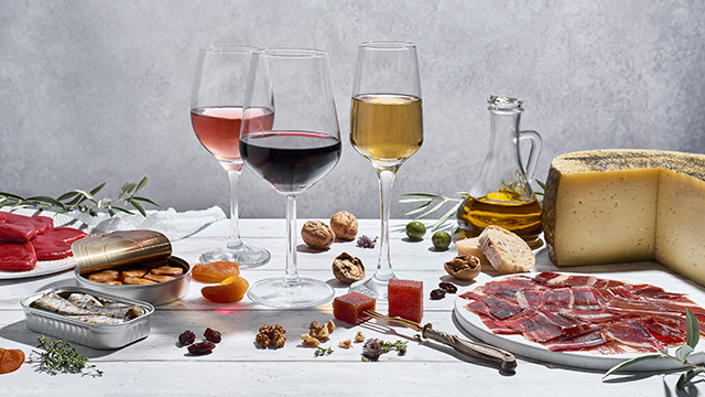 La gastronomía será un eje fundamental de trabajo para posicionar la imagen de los productos de la despensa española de la mano de prestigiosos chefs españoles y con apoyo a los restaurantes españoles de calidad por el mundo