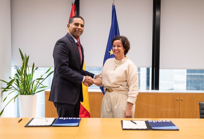 los firmantes se estrechan la mano