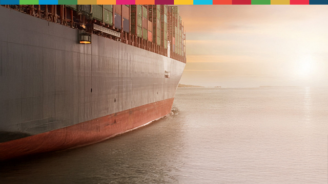 barco carguero con contenedores