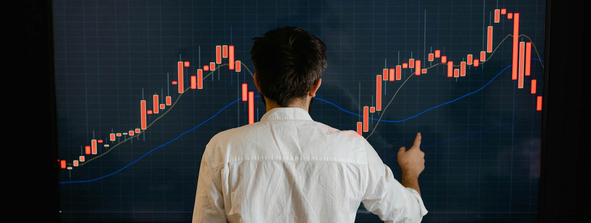 persona de espaldas con una gráfica naranja para asesoramiento finaniciero