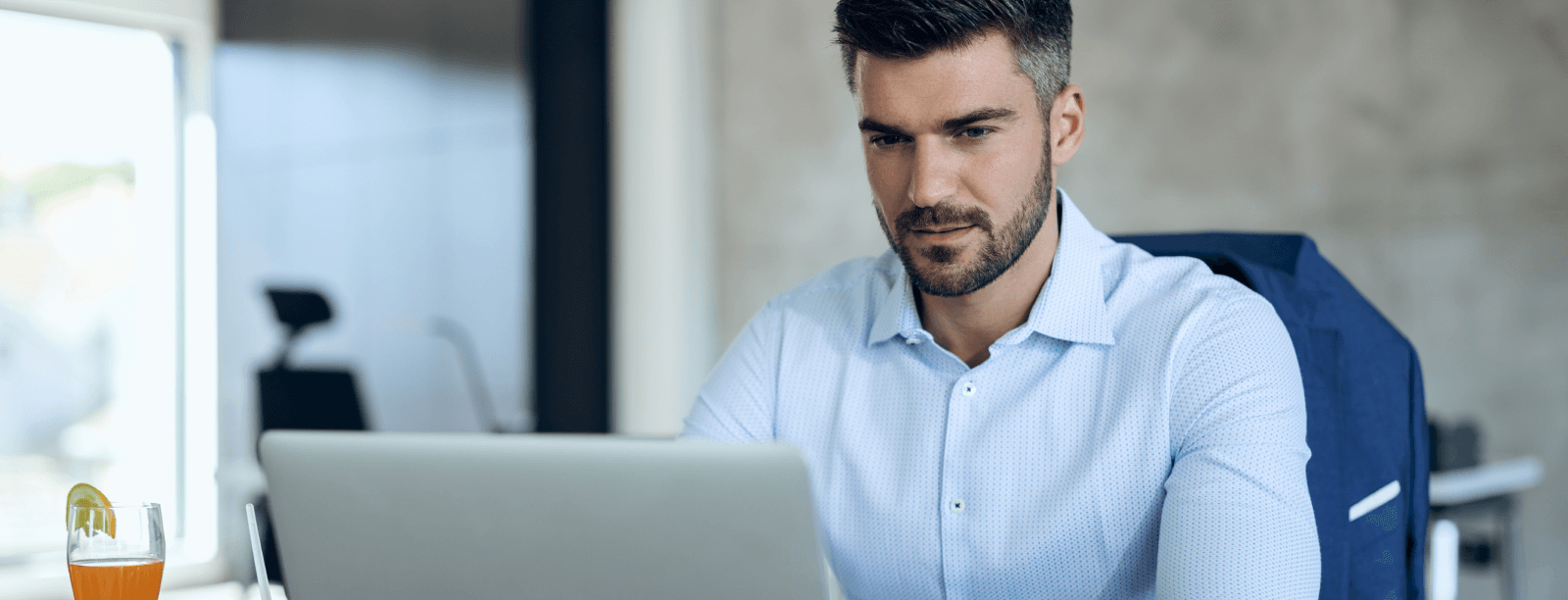 persona con barba mirando un portátil para innova invest