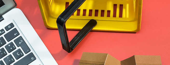 Imagen de una cesta y un ordenador relacionados con vender en mercados electrónicos