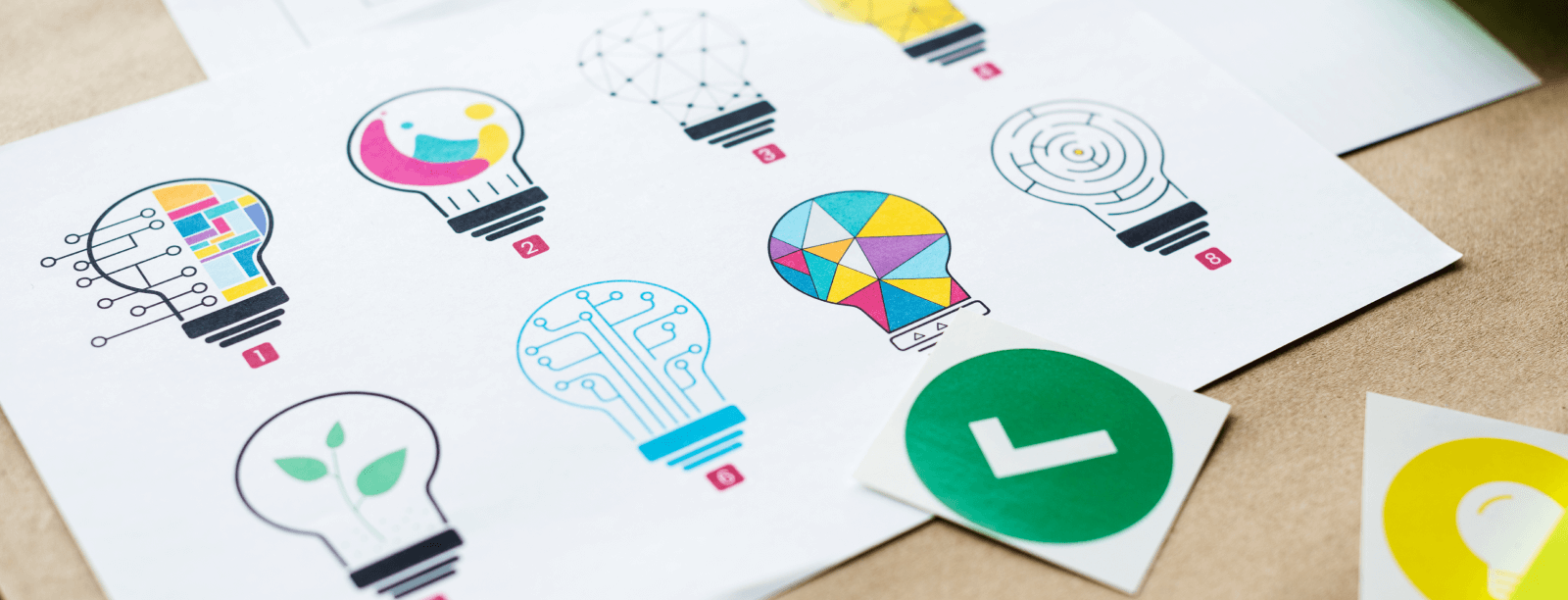 Mesa con diversos adhesivos y bombillas iluminadas, creando un ambiente colorido y creativo