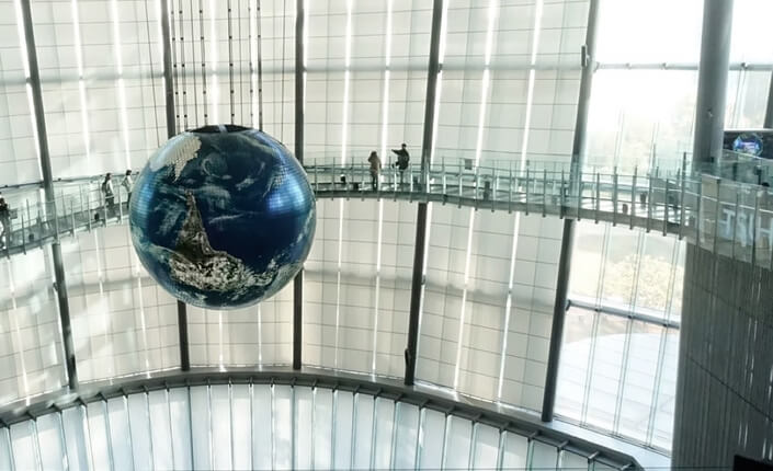 Esfera de gran tamaño dentro de un edificio