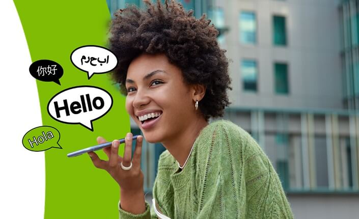 Una mujer habla por teléfono en un anuncio de Dualia